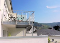  Balkon mit traumhaftem Blick ins Moseltal und zur Burg