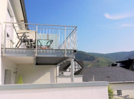 Balkon mit traumhaftem Blick ins Moseltal und zur Burg